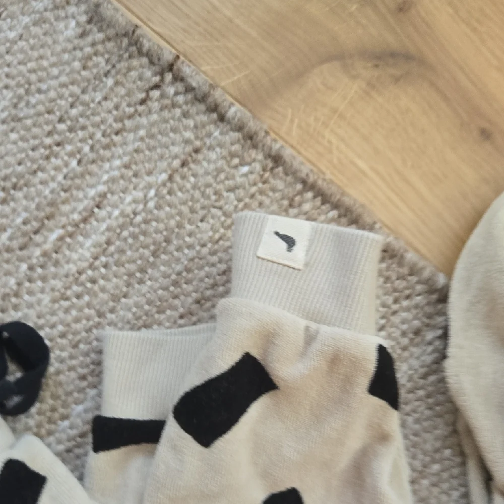 Turtledove London Cream and Black Kids Sweater and Pants Set, 6/7, VGUC, Unisex